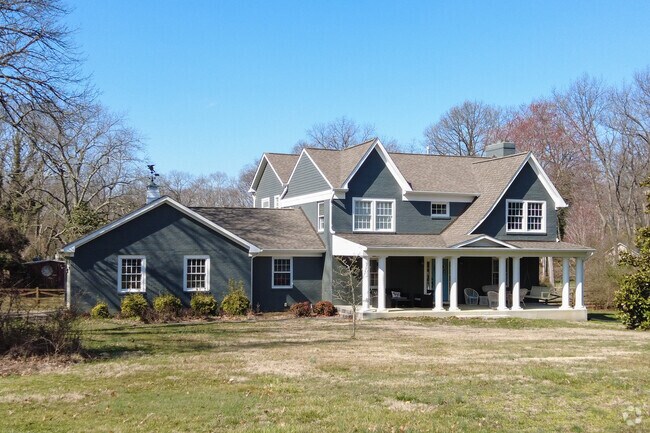 Large single family homes are popular in the Lincolnia neighborhood.