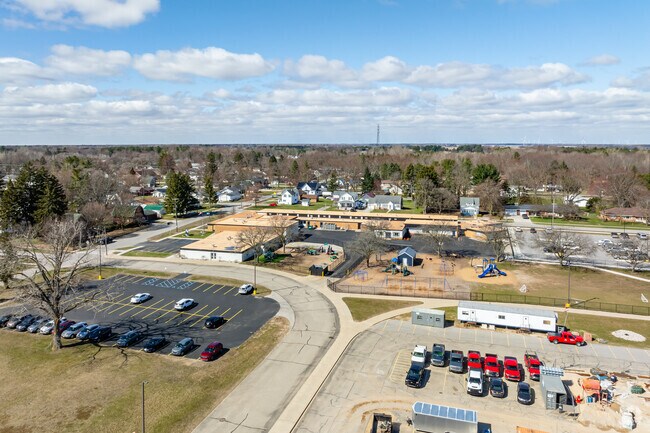 Hemlock Elementary School has ample parking for teachers and parents during school events.