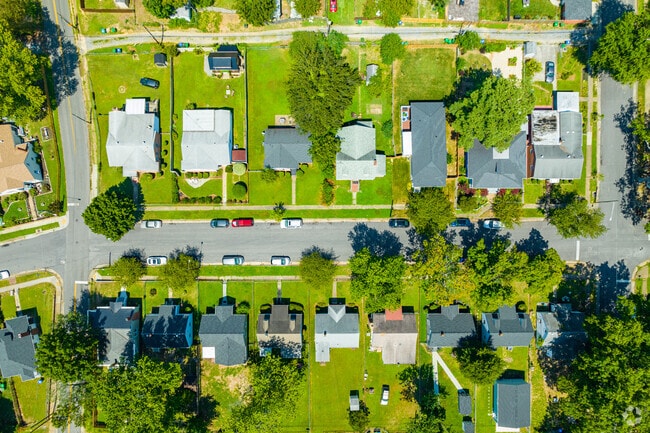 Grid style streets dominate the neighborhood of Highland Park