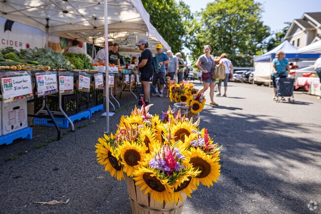 Highland Park Farmers Market offers fresh produce and local goods.