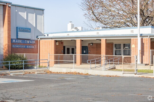The student teacher ratio at Mark Twain Elementary is 20-1.