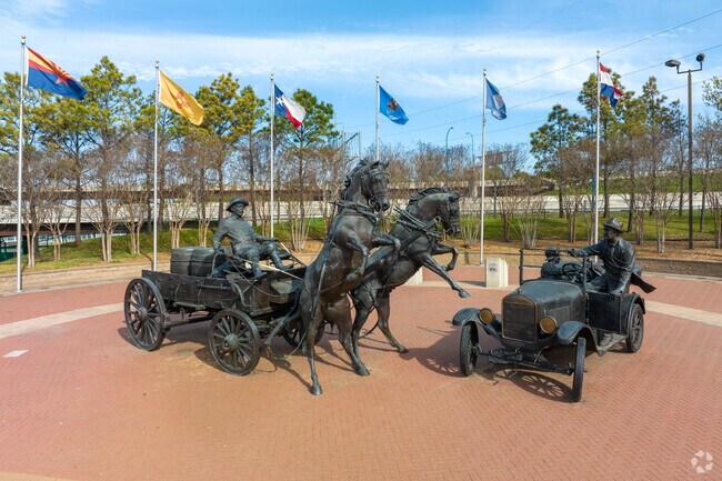 The East Meets West statue depicts a horse-drawn carriage meeting a car on Route 66.