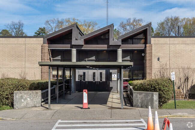 Sun Valley Elementary School is where you elementary children can attend.