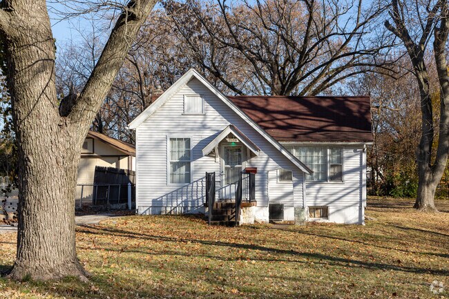 Breckenridge Hills's neighborhood id adorned with the distinctive charm of Craftsman homes.