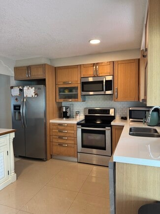 6880 Raleigh St, Hollywood, FL 33024