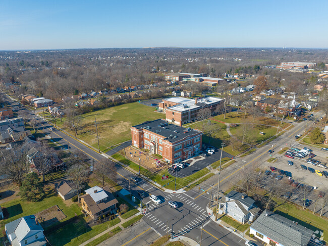 There are many homes that are close to the school.