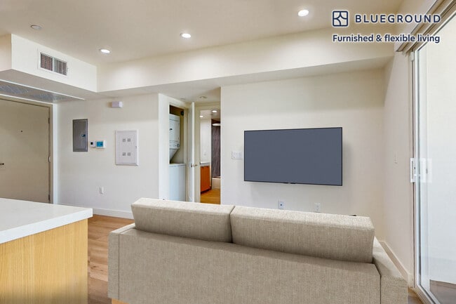 1600 Venice Blvd unit ID7127A, Venice, CA 90291 - photo 3