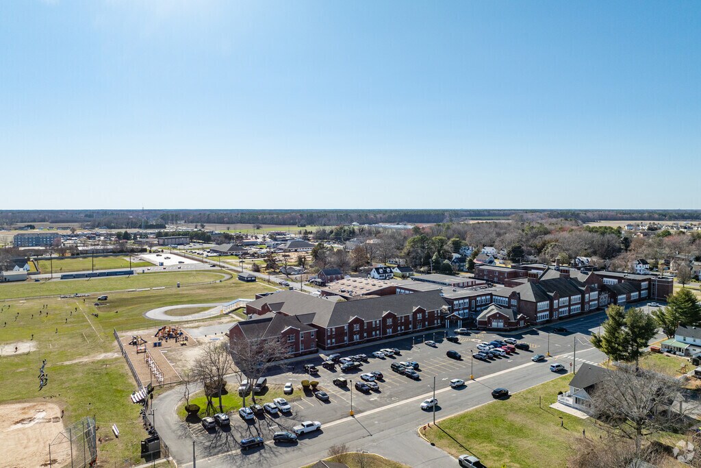 840 students in grades PK-5 attend Georgetown Elementary School.