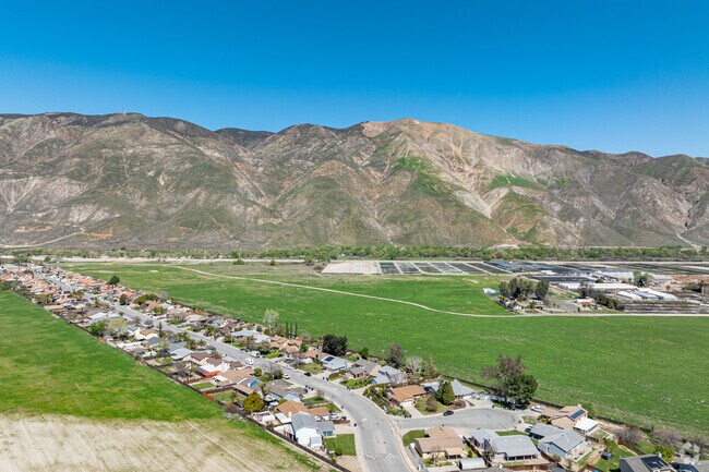 Families and students love the College neighborhood of San Jacinto for its convenience.