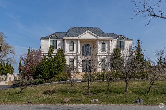 Large stately Colonial Revival homes are seen all over Kings Point.
