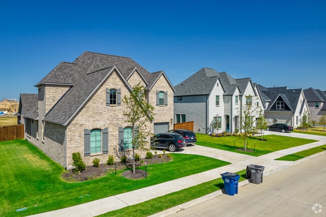 There are homes in Prosper with large interiors and yards that are perfect a young family.
