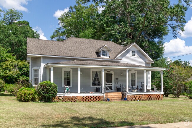 There are many historic homes in Evergreen with colonial inspiration.
