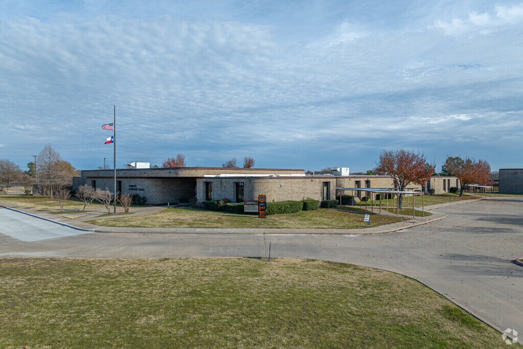 The student population of Commerce Elementary is 374 students.