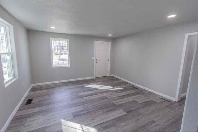 211 S 2nd St, Salina, KS 67401 - photo 4