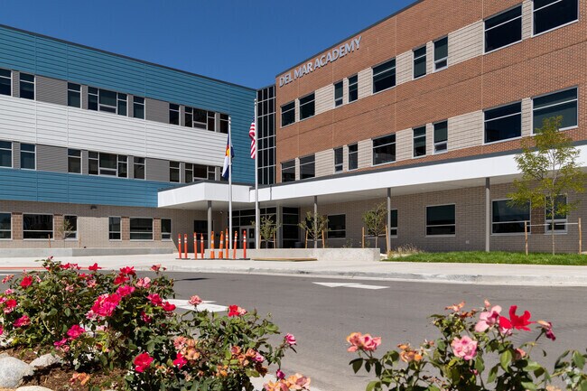 Del Mar Academy is located in the Lyn Knoll neighborhood.