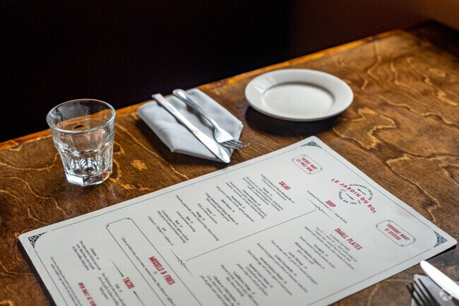 Enjoy a date night at Le Jardin de Roi .