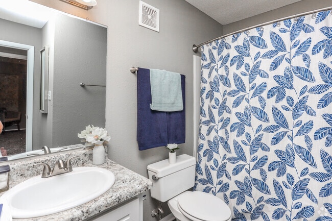 2BR, 1BA - 978 SF