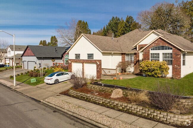 Homes in Kelly Creek have well maintained lawns.