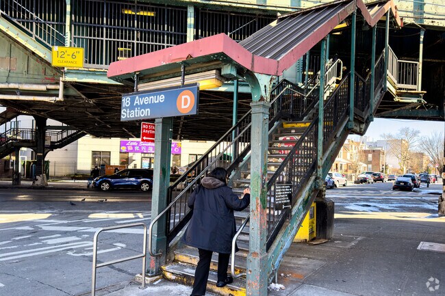 18th Avenue D Station sits towards the middle of Bensonhurst and is always busy.