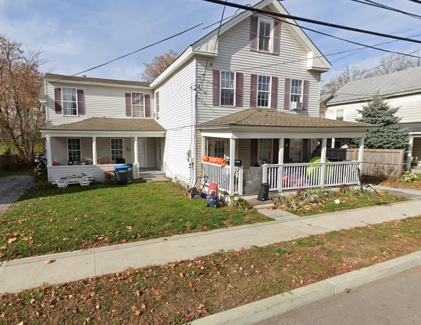 82 Lincoln Ave unit Upper, Saint Albans, VT 05478 - photo 1