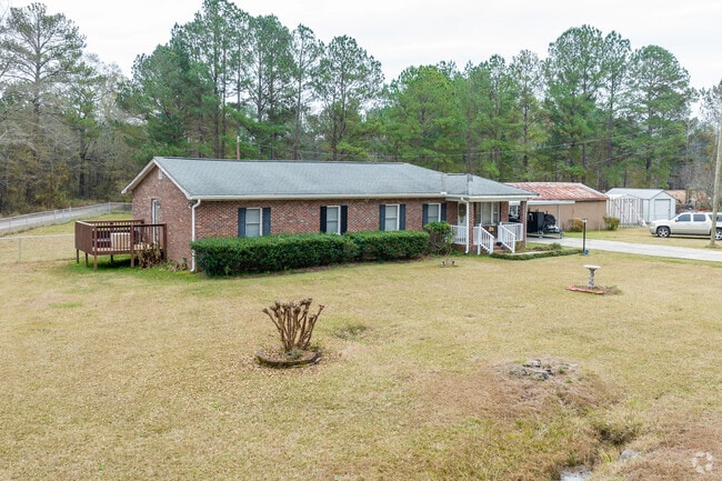 There are many traditional ranch-style homes from the 1960s and 70s in the Hopkins community .