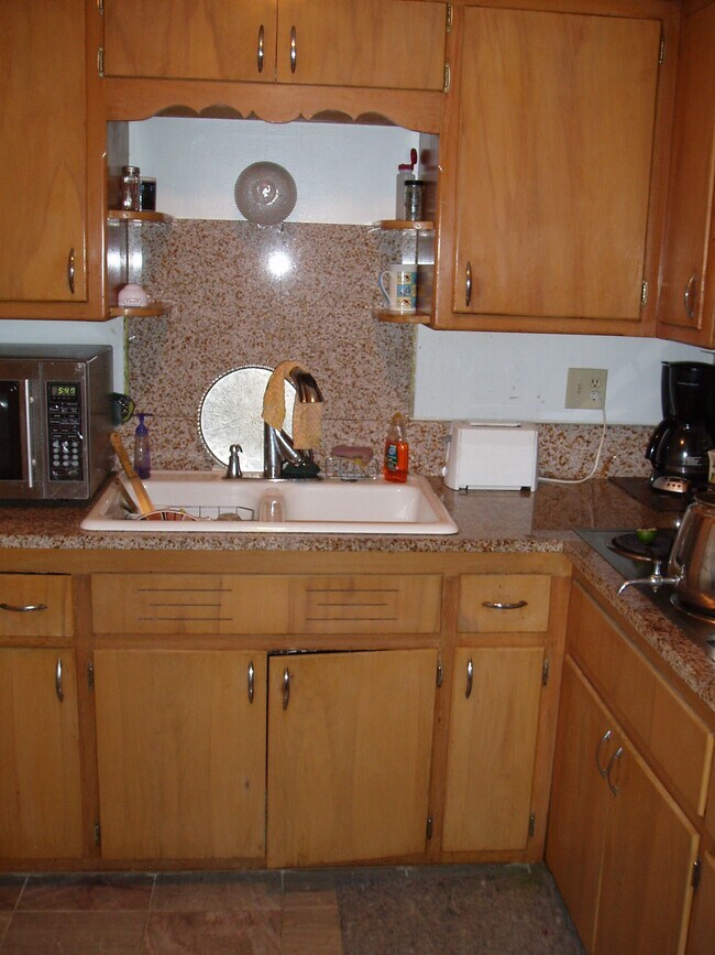 406 E Henry Clay St unit 4, Milwaukee, WI 53217 - photo 2