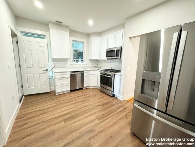 147 E Cottage St unit 2, Dorchester, MA 02125 - photo 2