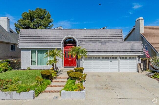 Unique flat roof homes a scattered in the neighborhood of Laguna Hills.