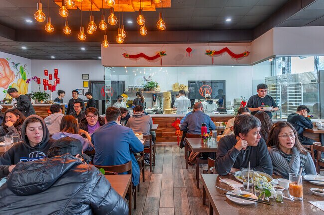 Have a delicious meal at Yang Kee Dumpling in South Davis.