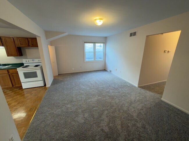 846 Beaconsfield Ave unit 3, Grosse Pointe Park, MI 48230 - photo 6