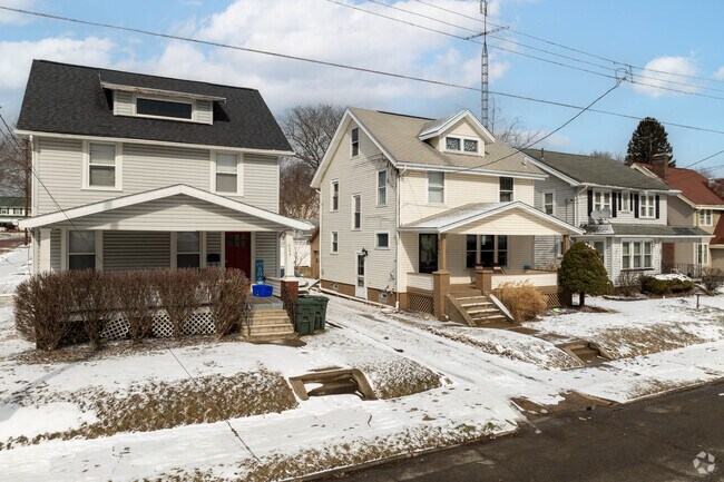 The residential streets of the Oak Place neighborhood showcase a variety of Four Square homes.