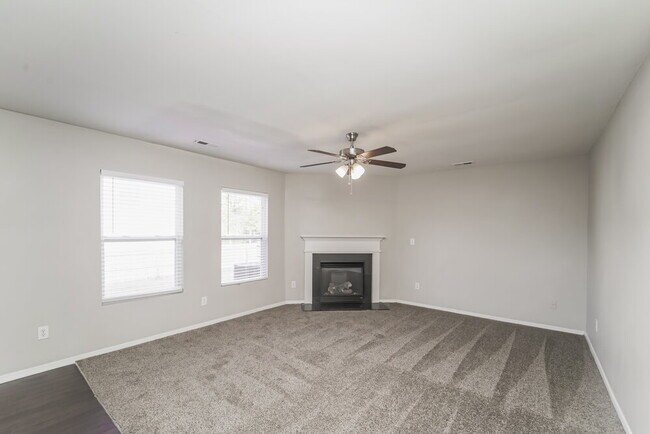 4405 Larkhaven Village Dr, Charlotte, NC 28215 - photo 5