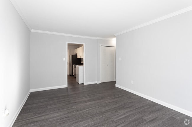 2BR, 1BA - 784 SF
