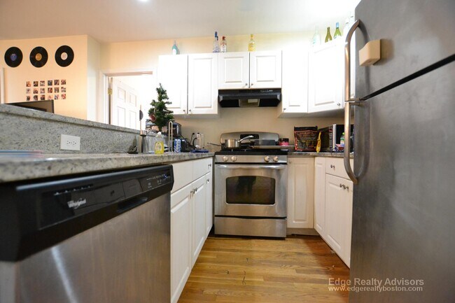 132 Pleasant St unit 3, Brookline, MA 02446 - photo 3