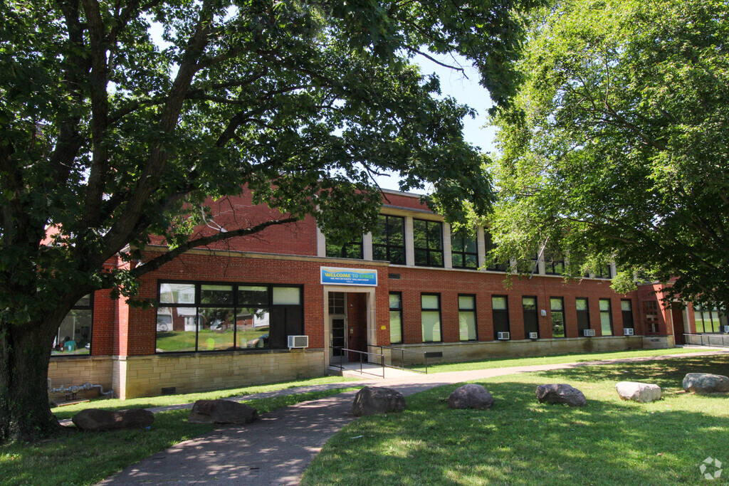 Atara Girls High School building in the Amberley neighborhood of Cincinnati, OH.