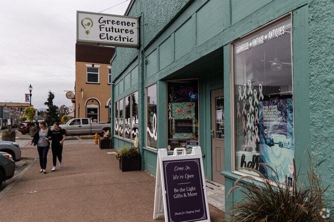 Silver Lake is just a few short miles from shopping in downtown Castle Rock.