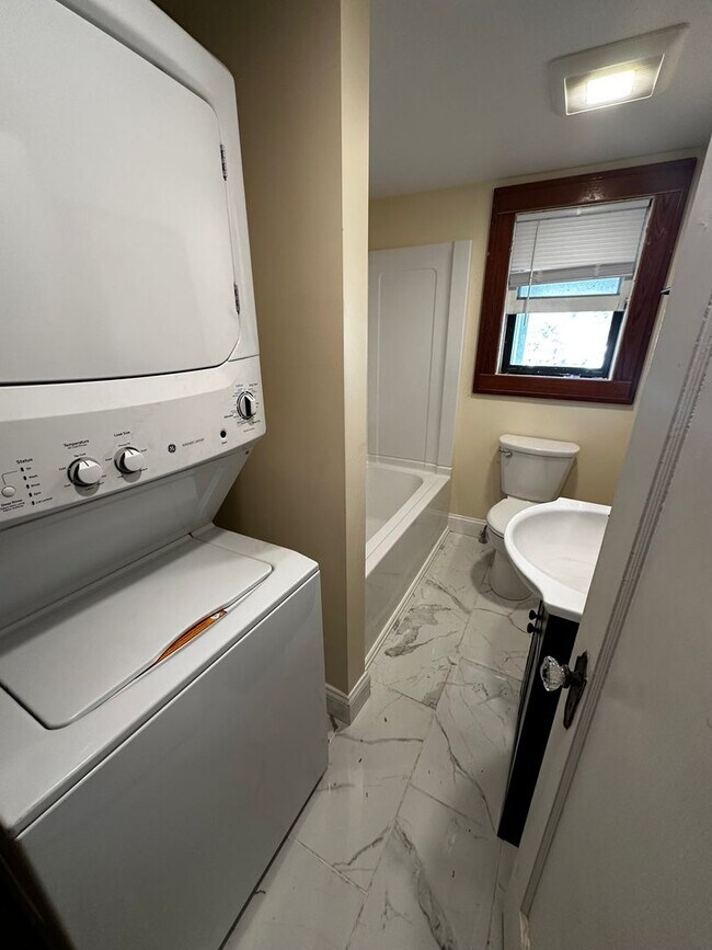 44 Drew St unit 2, Burlington, VT 05401 - photo 3