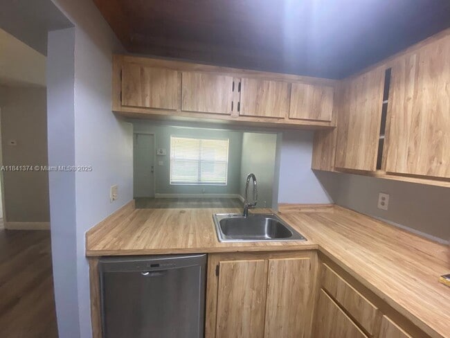 10055 NW 4th St, Pembroke Pines, FL 33024 - photo 2