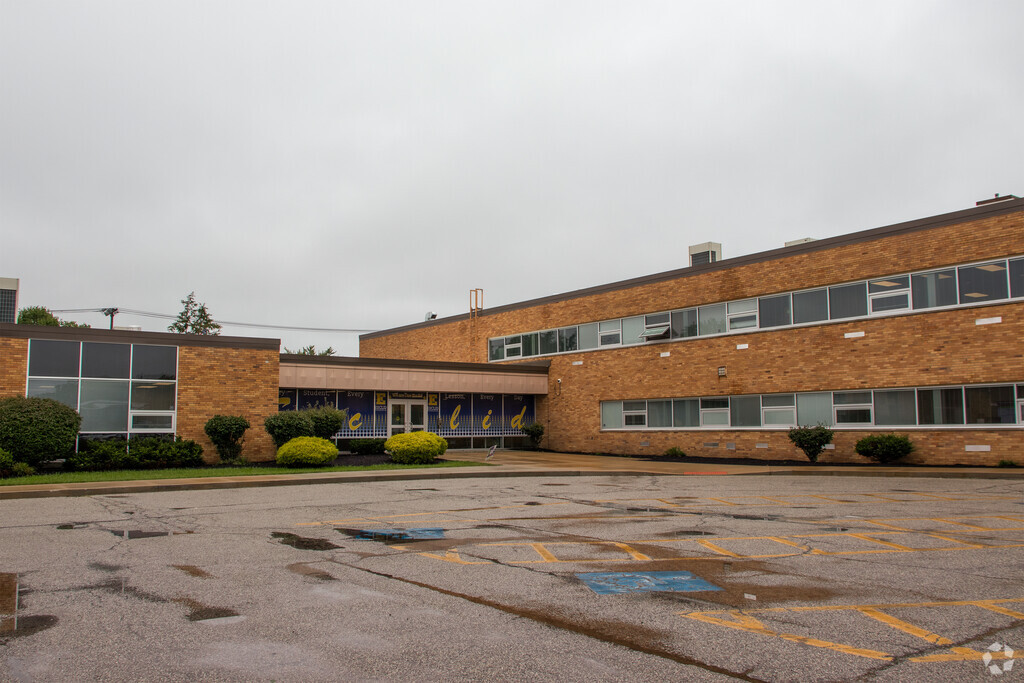 Lincoln Elementary School provides education in the neighborhood of 
Euclid