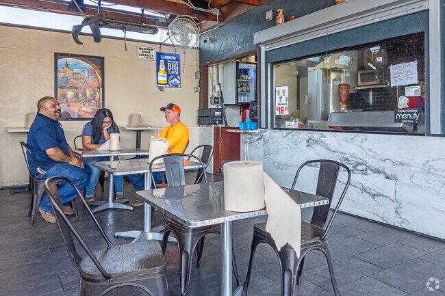 Cheles Tacos Grill is a cozy Mexican food spot in East Madera.