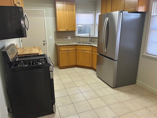 2021 Ocean Park Blvd unit Front Unit, Santa Monica, CA 90405 - photo 3