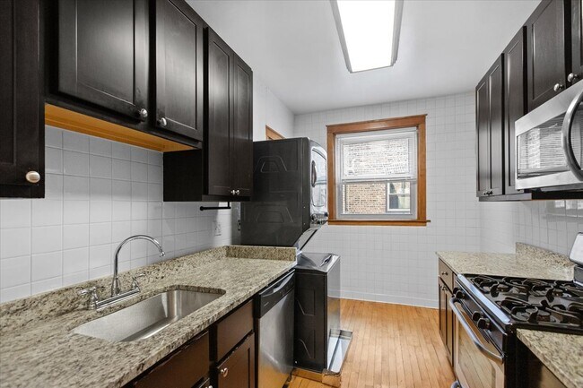 1537 W Addison St unit 2, Chicago, IL 60613 - photo 7