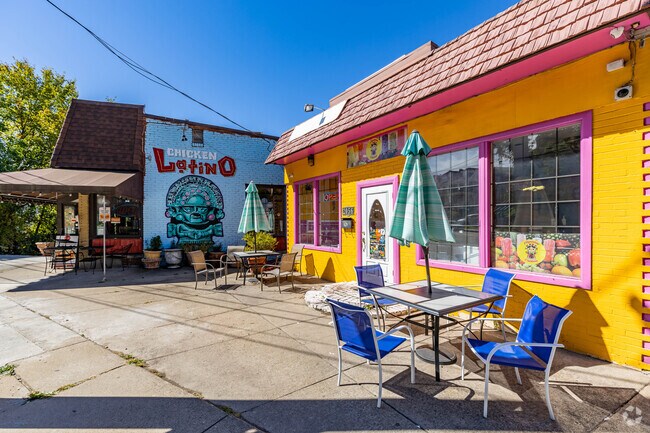 Alquisiras Paleteria is a Mexican restaurant in Beechview.