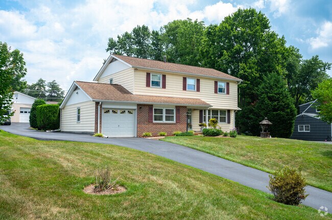 Kings Contrivance has beautiful yards.