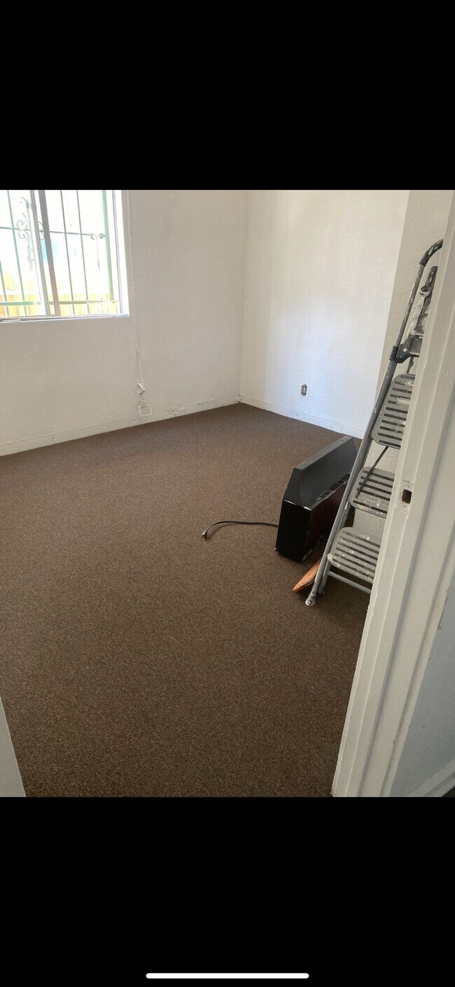 5263 S Figueroa St unit Bottomrightunit, Los Angeles, CA 90037 - photo 5