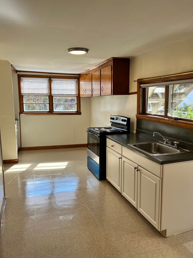 37 Arlington St Unit 1R, Woburn, MA 01801