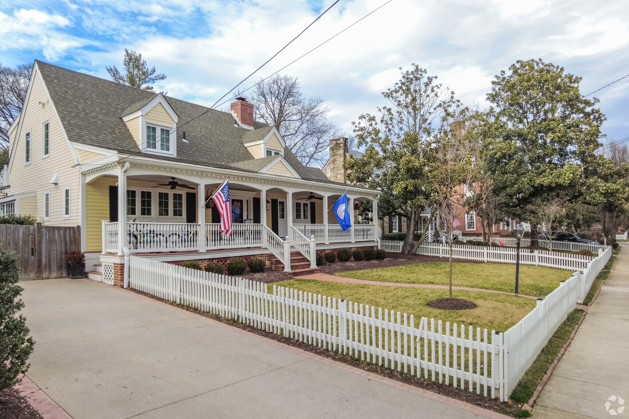Some homes in Belle Haven have fences around their front yards.