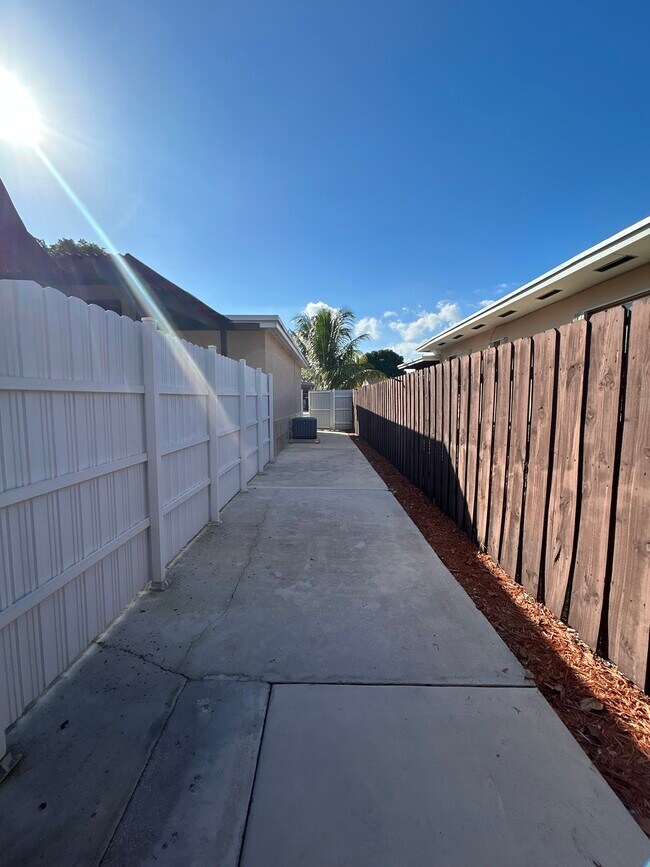 927 SW 71st Ct unit Cozy 1bd1ba Guest Ho, Miami, FL 33144 - photo 3