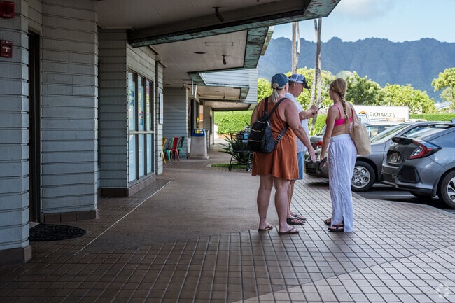 Kuli'ou'ou-Kalani Iki locals enjoy a close-knit community vibe and a laid-back lifestyle amidst the island's beauty