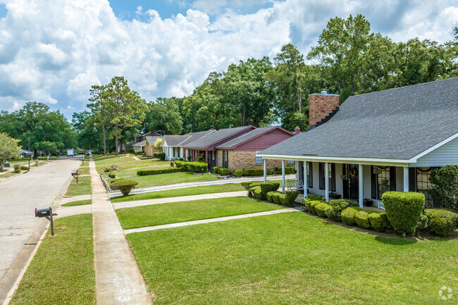 Homes in Pinewood are a lovely mixture of Tudors, midcentury styles, cottages, and ranch houses.
